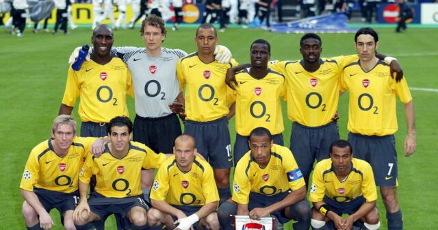 Podpis Arsenalu sa smial, keď hráčovi povedal, že ho nahradí Arsene Wenger sa pozerá, ako Emmanuel Eboue z Arsenalu kontroluje loptu