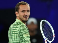 Polarizujúca tenisová hviezda Daniil Medvedev ohodnotil na Australian Open schopnosti futbalistu Bailey Smithovej na kurte. Svetová 12-tka Daniil Medvedev bude možno musieť dať futbalovej hviezde Bailey Smithovej nejaké súkromné hodiny tenisu, ak je jeho reakcia na „zručnosti“ stredopoliara Geelonga na ihrisku nejakým vodítkom.