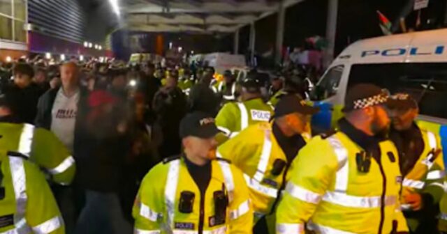 Policajný šéf by mal byť odvolaný po tom, čo izraelským fanúšikom zakázali hrať hru Aston Villa, tvrdia poslanci
