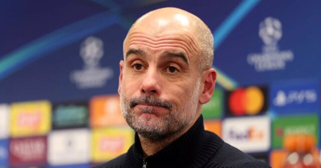 Pep Guardiola, manažér Manchestru City, reaguje a tlieska fanúšikom po prehre s Bodo/Glimt