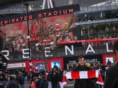 Porážka Arsenalu vyvolala „smiešne“ reakcie, keďže Mikel Arteta čelí výzve zatknúť posledného ponoru Niektorí fanúšikovia Arsenalu vypískali výkon, hráčov a/alebo manažéra po porážke s Manchestrom United