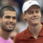 Novak Djokovič blahoželá Jannikovi Sinnerovi vo Wimbledone v roku 2025