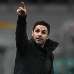 Mikel Arteta ukazuje