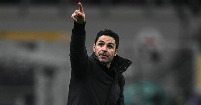 Mikel Arteta ukazuje 