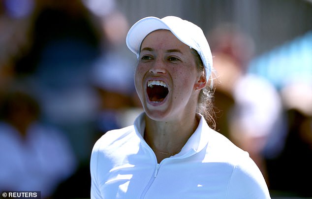 Pozrite si moment, kedy sa tenisová hviezda stretla s nepokojnými Na snímke Julia Putincevová vracia podanie hlučnému publiku na nedeľnom „party courte“ Australian Open.