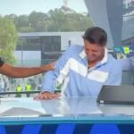 Na snímke: Talianska hviezda Luciano Darderi sa počas sobotňajšieho prenosu z Australian Open škerí a zvíja sa v bolestiach, keď trpí kŕčmi.