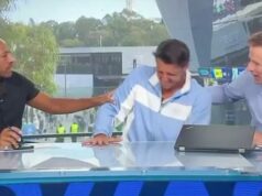 Pozrite si ohromujúci moment, keď sa hviezda Australian Open zvíja v bolestiach, keď má mučivý zdravotný problém v priamom televíznom prenose Na snímke: Talianska hviezda Luciano Darderi sa počas sobotňajšieho prenosu z Australian Open škerí a zvíja sa v bolestiach, keď trpí kŕčmi.