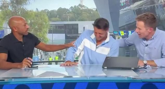 Pozrite si ohromujúci moment, keď sa hviezda Australian Open zvíja Na snímke: Talianska hviezda Luciano Darderi sa počas sobotňajšieho prenosu z Australian Open škerí a zvíja sa v bolestiach, keď trpí kŕčmi.