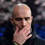 Enzo Maresca si položil ruku na tvár.