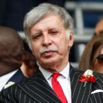 Americký majiteľ Arsenalu Stan Kroenke čaká na výkop finálového zápasu anglického FA Cupu medzi Arsenalom a Chelsea na štadióne Wembley.