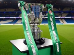 Pravidlá Carabao Cupu sú vysvetlené pre prestupy, ktoré ovplyvňujú Arsenal, Chelsea, Man City a Newcastle Celkový pohľad na trofej Carabao Cup