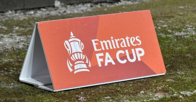 Pravidlá FA Cupu pre odvolávanie zápasov sú vysvetlené ako búrka Nápis FA Cup na strane ihriska