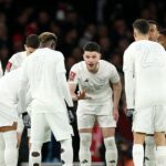 Declan Rice z Arsenalu sa rozpráva so spoluhráčmi v zhluku pred zápasom tretieho kola Emirates FA Cup medzi Arsenalom a Liverpoolom na Emirates Stadium.