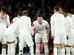Prečo Arsenal prvýkrát od roku 2021 zmenil tradíciu výstroja FA Cupu proti Portsmouthu Declan Rice z Arsenalu sa rozpráva so spoluhráčmi v zhluku pred zápasom tretieho kola Emirates FA Cup medzi Arsenalom a Liverpoolom na Emirates Stadium.