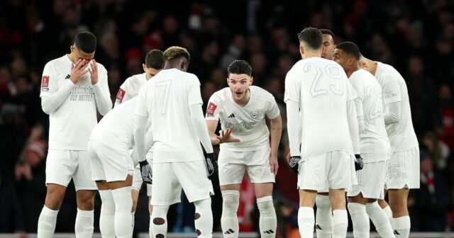 Declan Rice z Arsenalu sa rozpráva so spoluhráčmi v zhluku pred zápasom tretieho kola Emirates FA Cup medzi Arsenalom a Liverpoolom na Emirates Stadium. 