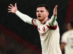 Prečo Liverpool stiahol prestup Andyho Robertsona, keď sa objavil postoj Tottenhamu Andrew Robertson z Liverpoolu apeluje na rozhodcu počas zápasu Premier League medzi Bournemouthom a Liverpoolom na Vitality Stadium 24. januára 2026 v Bournemouth v Anglicku