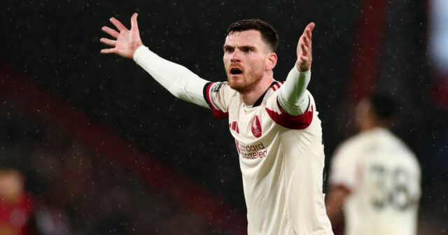 Andrew Robertson z Liverpoolu apeluje na rozhodcu počas zápasu Premier League medzi Bournemouthom a Liverpoolom na Vitality Stadium 24. januára 2026 v Bournemouth v Anglicku