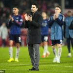 Arsenal sa musel uspokojiť s bodom na City Ground v deň, keď mohol mať deväť jasných na čele Premier League.