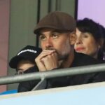 Guardiola sleduje z tribúny.