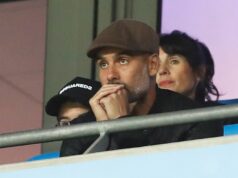 Prečo Pep Guardiola nie je na rade pre zápas Man City FA Cup s Exeter City? Guardiola sleduje z tribúny.