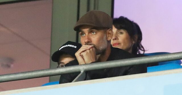 Guardiola sleduje z tribúny.