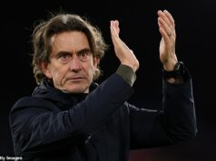 Prečo Spurs zápasia doma, ale sú skvelí vonku: rôzne požiadavky fanúšikov, taktický posun Thomasa Franka, hlavolam s cenou lístkov a spôsob, akým sa ho manažér snaží vyriešiť pomocou Archieho Graya Thomas Frank vyzliekol Tottenham späť do základov. A funguje to na cestách, menej už doma, kde fanúšikovia chcú zábavu