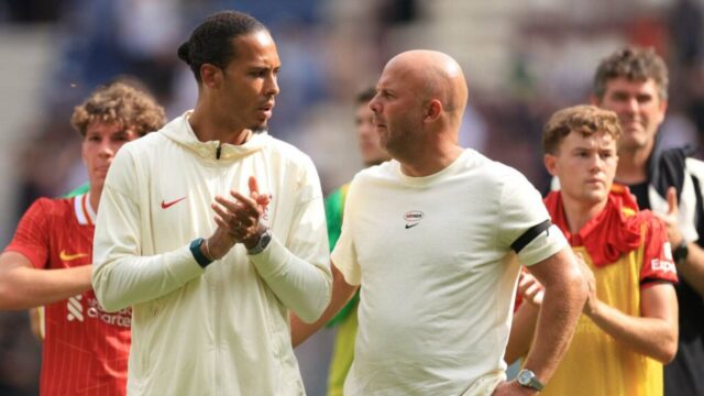 Prečo bol Virgil Van Dijk naštvaný, že sa „neúctivý“ novinár pýtal Arna Slotu na Xabiho Alonsa
