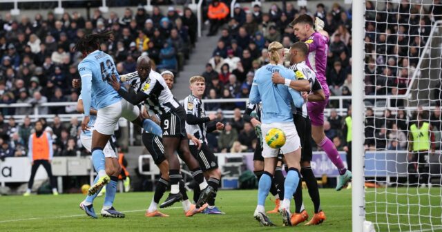 Antoine Semenyo strieľa gól, ktorý bol neskôr vylúčený