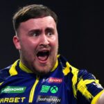 Luke Littler ukazuje na dav Alexandra Palace počas zápasu s Robom Crossom na 2026 PDC World Darts Championship
