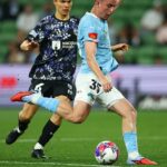 Vychádzajúca hviezda Melbourne City Medin Memeti (na obrázku vpravo) zostane k dispozícii na výber, kým Football Australia vyšetruje obvinenia, že rasovo zneužíval útočníka Brisbane Roar Justina Vidica v nedávnom zápase A-League.