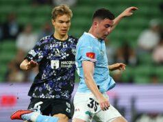 Prečo hviezda Melbourne City môže pokračovať v hraní v A-League uprostred prebiehajúceho vyšetrovania rasizmu Vychádzajúca hviezda Melbourne City Medin Memeti (na obrázku vpravo) zostane k dispozícii na výber, kým Football Australia vyšetruje obvinenia, že rasovo zneužíval útočníka Brisbane Roar Justina Vidica v nedávnom zápase A-League.