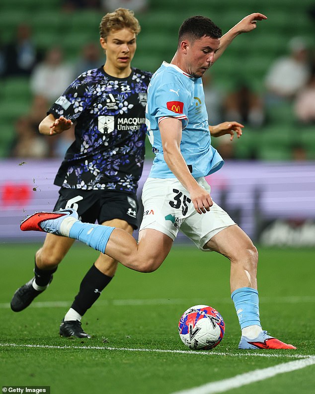 Prečo hviezda Melbourne City môže pokračovať v hraní v A-League Vychádzajúca hviezda Melbourne City Medin Memeti (na obrázku vpravo) zostane k dispozícii na výber, kým Football Australia vyšetruje obvinenia, že rasovo zneužíval útočníka Brisbane Roar Justina Vidica v nedávnom zápase A-League.