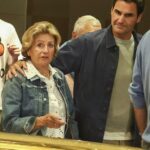 Tenisový maestro Roger Federer sa prvýkrát od roku 2020 vrátil do Melbourne Parku - a nechcel by byť nikde inde (na obrázku so svojou matkou Lynette)