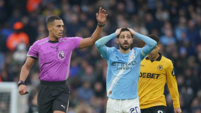 Prečo rozhodca šiel proti VAR, aby NEUdelil penaltu Man City vs Wolves
