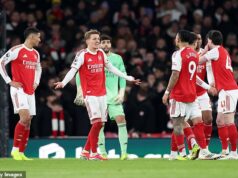 Prečo sa Arsenal v januári OPÄŤ trápi: znepokojujúce štatistiky Bukayo Saka, prečo je teraz štítok ‚Set-piece FC‘ záťažou, ako fanúšikovia veci zhoršujú a jeden do očí bijúci problém, ktorý stále nebol vyriešený Opäť sa zdá, že Arsenal v januári vybuchne. Po nedeľnej prehre s Manchestrom United sú to tri ligové zápasy bez víťazstva pre Gunners