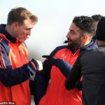 Darren Fletcher sa stal dočasným manažérom Manchestru United po tom, čo bol v pondelok ráno odvolaný Ruben Amorim (vpravo).