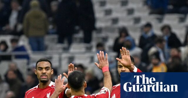 Cody Gakpo, Mohamed Salah, Ryan Gravenberch Cody Gakpo z Liverpoolu (vpravo) oslavuje so stredným Mohamedom Salahom z Liverpoolu a Ryanom Gravenberchom z Liverpoolu po tom, čo strelil tretí gól svojho tímu počas futbalového zápasu úvodnej fázy Ligy majstrov medzi Marseille a Liverpoolom v Marseille, Francúzsko, streda 20. januára/261. APhilip Photo/APhilip.