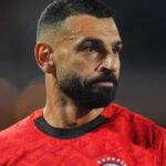 Egyptský Mohamed Salah sa pozerá na zápas Afrického pohára národov