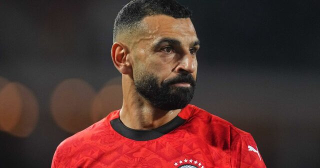 Predikcia Senegal vs Egypt a kurzy pred stretom AFCON Egyptský Mohamed Salah sa pozerá na zápas Afrického pohára národov