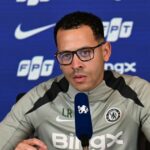 Hlavný tréner Liam Rosenior z Chelsea počas tlačovej konferencie na Chelsea Training Ground 15. januára 2026 v Cobhame v Anglicku