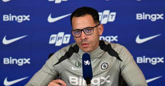 Hlavný tréner Liam Rosenior z Chelsea počas tlačovej konferencie na Chelsea Training Ground 15. januára 2026 v Cobhame v Anglicku