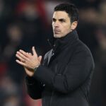 Mikel Arteta, manažér Arsenalu, tlieska fanúšikom po zápase Premier League medzi Nottingham Forest a Arsenalom