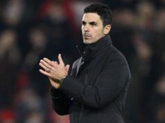 Predpovede a kurzy Arsenal vs Man United pred súbojom Premier League Mikel Arteta, manažér Arsenalu, tlieska fanúšikom po zápase Premier League medzi Nottingham Forest a Arsenalom