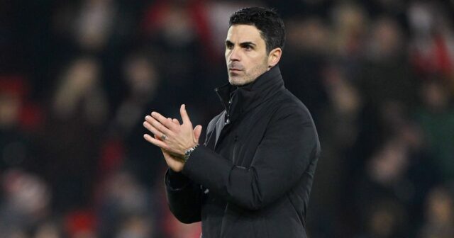 Mikel Arteta, manažér Arsenalu, tlieska fanúšikom po zápase Premier League medzi Nottingham Forest a Arsenalom