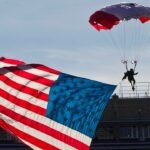 Predzápasový kúsok Armed Forces Bowl sa pokazil, keď parašutista zasiahol sieť