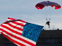 Predzápasový kúsok Armed Forces Bowl sa pokazil, keď parašutista zasiahol sieť Predzápasový kúsok Armed Forces Bowl sa pokazil, keď parašutista zasiahol sieť