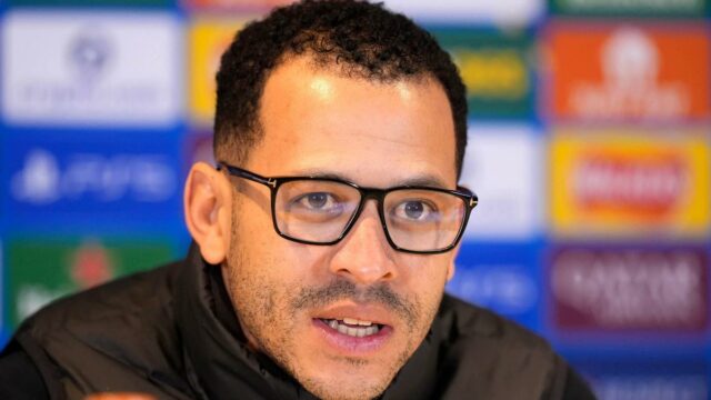 Premier League: Rosenior hovorí, že Palmer je „veľmi šťastný“ v Chelsea uprostred klebiet o prestupoch
