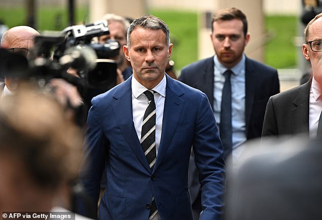 Premier League „tajne AXED Ryan Giggs“ zo Siene slávy, zatiaľ Ryan Giggs, vyobrazený pri odchode zo súdu v roku 2022, bol zbavený obvinení z domáceho zneužívania