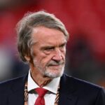 Sir Jim Ratcliffe, spolumajiteľ Manchestru United, sa pozerá pred prezentáciou trofeje po finále Európskej ligy UEFA 2025