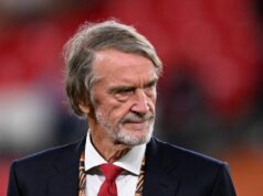 Prepad Man Utd do Money League je najnovším znamením, že Ineos sa musí dať dokopy Sir Jim Ratcliffe, spolumajiteľ Manchestru United, sa pozerá pred prezentáciou trofeje po finále Európskej ligy UEFA 2025